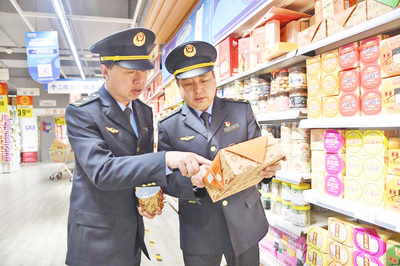 開封市市場監(jiān)管部門開展當(dāng)?shù)靥厣称钒踩珜ｍ?xiàng)檢查，守護(hù)百姓舌尖上的安全